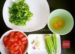 番茄秋葵菜椒炒鸡蛋的做法图解1