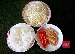 绿豆芽炒河粉的做法图解1