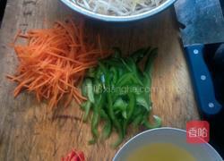 绿豆芽鸡蛋炒焖面的做法图解1