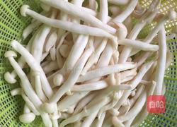 彩椒海鲜菇炒鸡蛋的做法图解1