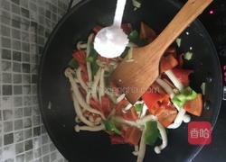 彩椒海鲜菇炒鸡蛋的做法图解7