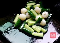 黄瓜炒荔枝的做法图解3