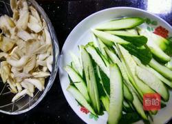 丝瓜炒平菇的做法图解2