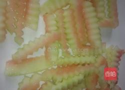 凉拌西瓜皮黄瓜的做法图解1