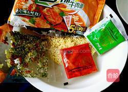 方便牛肉面的做法图解1