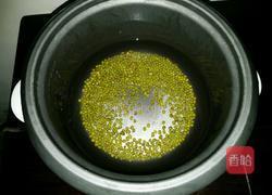 西瓜皮绿豆甜汤的做法图解2