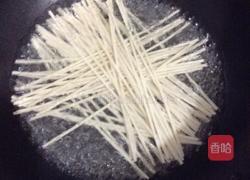 绿豆芽炒面的做法图解1