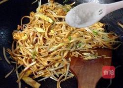 绿豆芽炒面的做法图解8