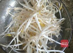 绿豆芽包蛋的做法图解1