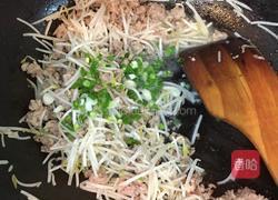 绿豆芽包蛋的做法图解5