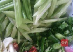 芹菜炒猪皮的做法图解3