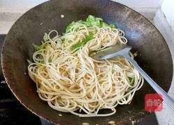 卷心菜炒面的做法图解2
