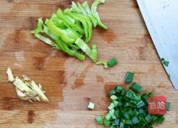 土豆炒鸡肉的做法图解2