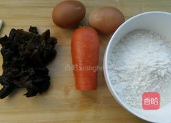 胡萝卜木耳鸡蛋饼的做法图解1
