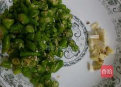 玉米粒炒辣椒的做法图解2