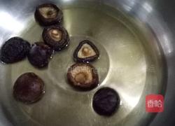 猪骨香菇粉丝汤的做法图解2