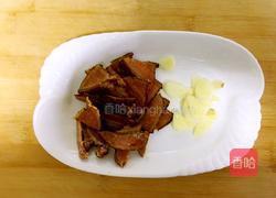 青豆炒腊肉的做法图解3