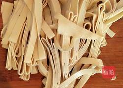 豆腐皮炒绿豆芽的做法图解2