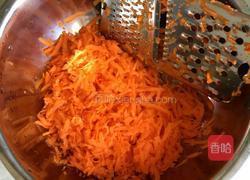 猪肉木耳胡萝卜水饺的做法图解2