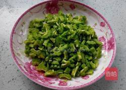 苦瓜炒鸡蛋的做法图解2