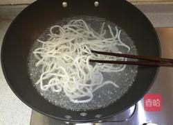 彩椒培根炒乌冬面的做法图解2
