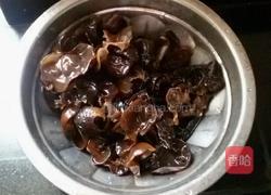 黑木耳炒肉片的做法图解3
