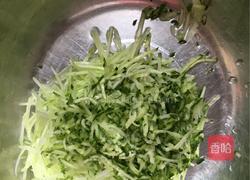 黄瓜猪肉水饺的做法图解1