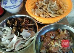 猪肉炒两菇的做法图解1