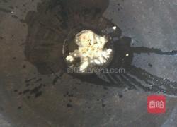 猪肉炒两菇的做法图解2
