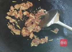 猪肉炒两菇的做法图解3