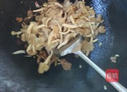 猪肉炒两菇的做法图解4