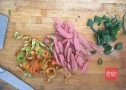 清炒青椒火腿西瓜皮的做法图解1