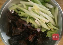 腐竹木耳炒芹菜的做法图解3