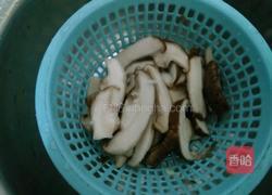 香菇鸡蛋炒白菜的做法图解2