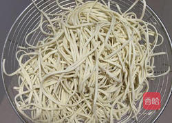 鲜虾猪肉丝瓜面的做法图解5