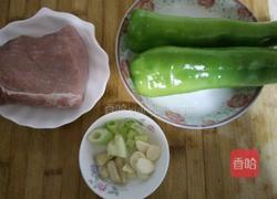 青椒炒肉片的做法图解1