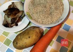 腊肉土豆焖大米饭的做法图解1