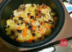 腊肉土豆焖大米饭的做法图解9