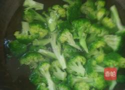 西兰花炒肉的做法图解1