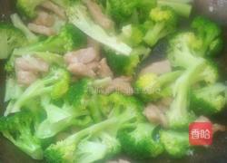西兰花炒肉的做法图解5