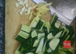 青瓜炒鱿鱼的做法图解2