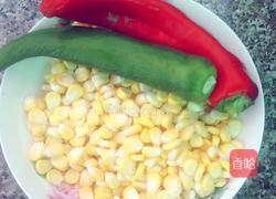 双椒炒玉米的做法图解1