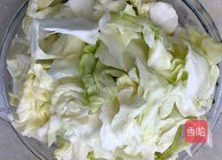 手撕包菜炒腊肠的做法图解1