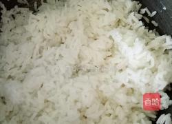 麻香葡萄干海鲜炒饭的做法图解1
