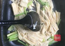 香芹炒腐竹的做法图解3