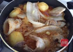 东北酸菜洋芋仔五花肉的做法图解5
