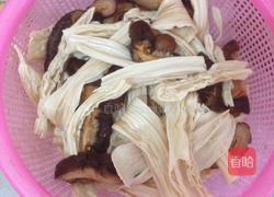 腐竹豆鼓煲五花腩的做法图解2