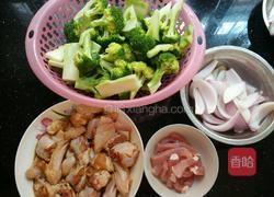 西兰花炒鸡翅猪扒肉的做法图解1