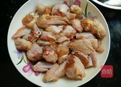 西兰花炒鸡翅猪扒肉的做法图解2