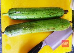水丝瓜酿鸡肉的做法图解1